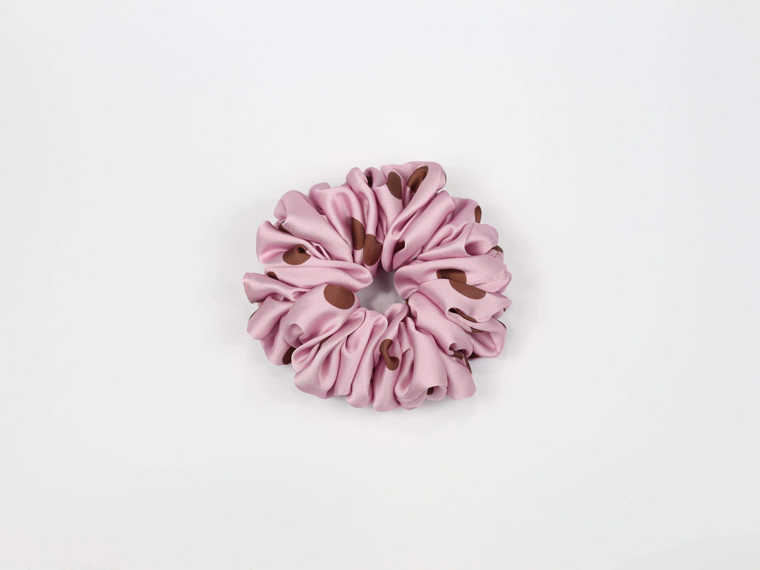 Scrunchie STANDARD - brązowe groszki na różowym tle