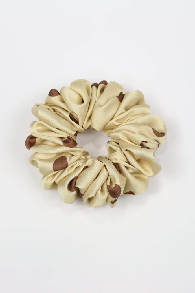 Scrunchie STANDARD - brązowe groszki na masełkowym tle