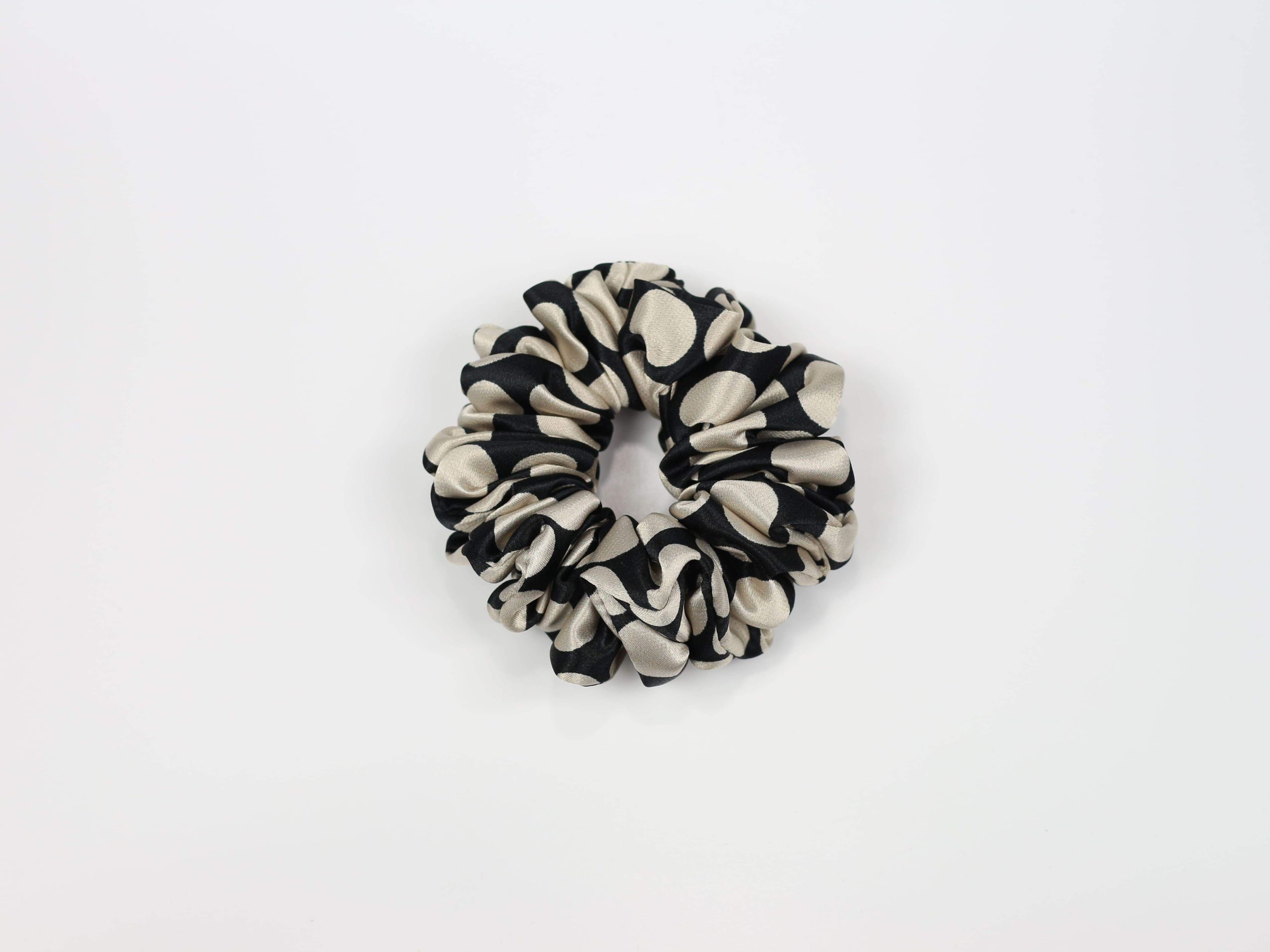 Scrunchie STANDARD - czarna w beżowe grochy