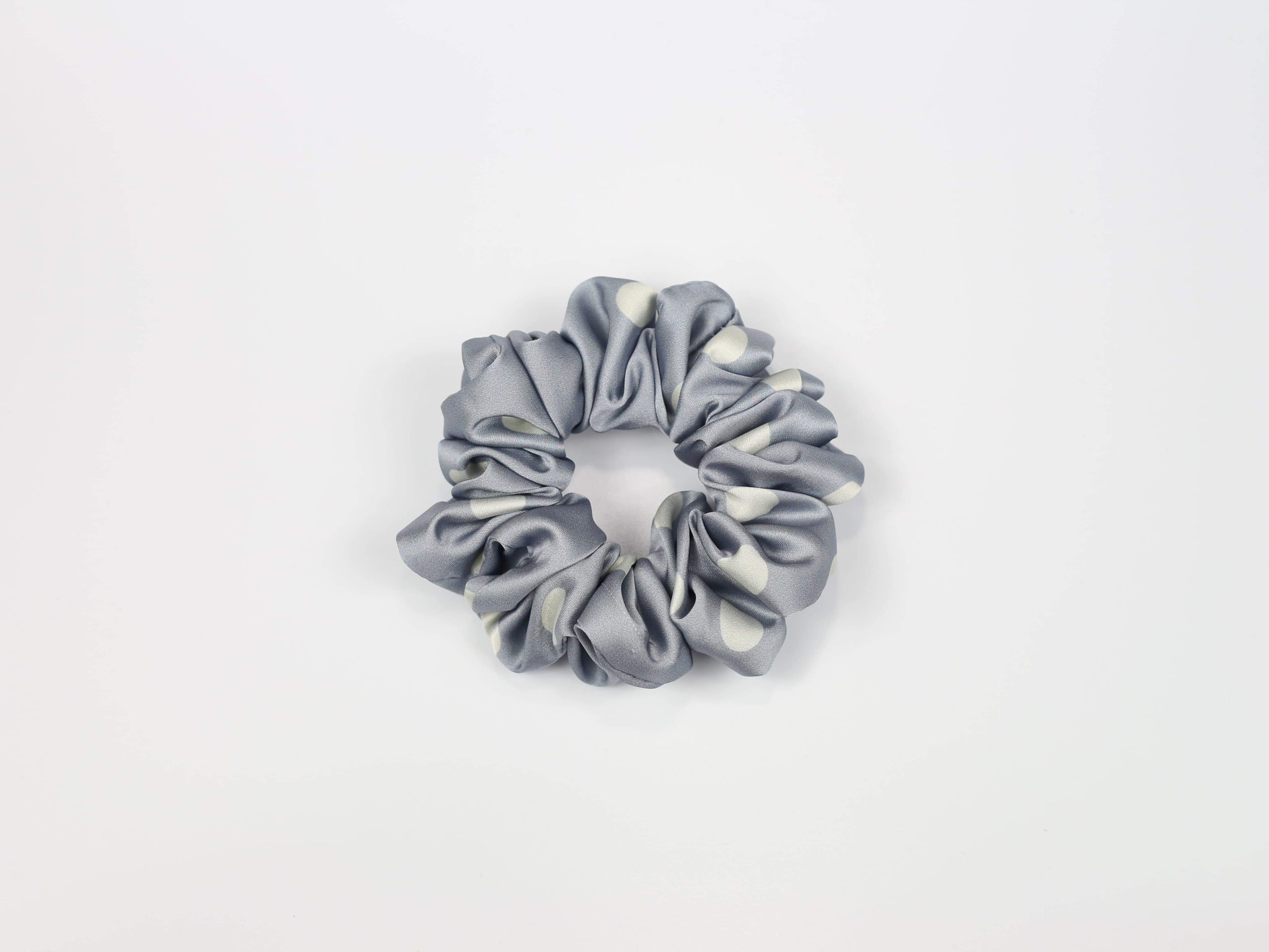 Scrunchie STANDARD- groszki na niebieskim tle
