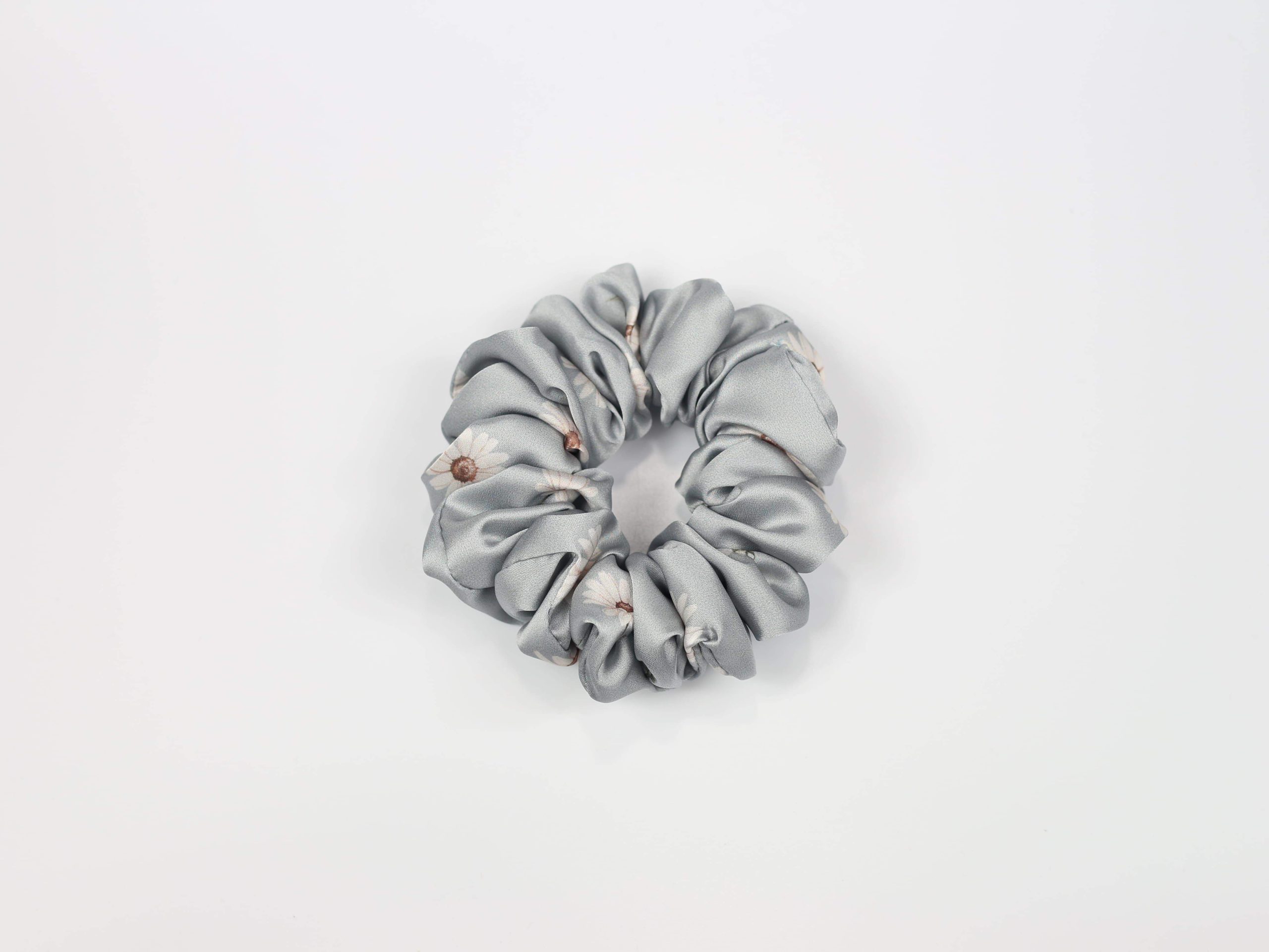 Scrunchie STANDARD - stokrotki na niebieskim tle