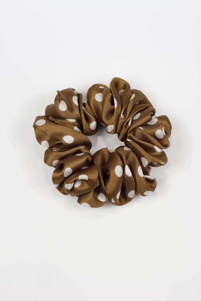 Jedwabna scrunchie STANDARD- karmelowa w groszki
