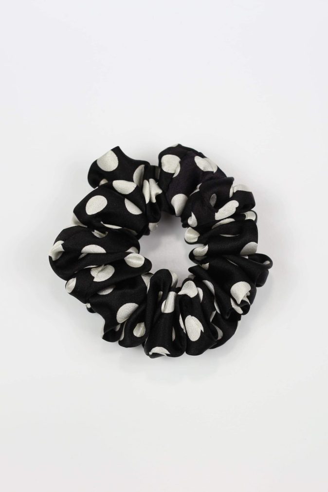 Jedwabna scrunchie STANDARD- czarna w groszki