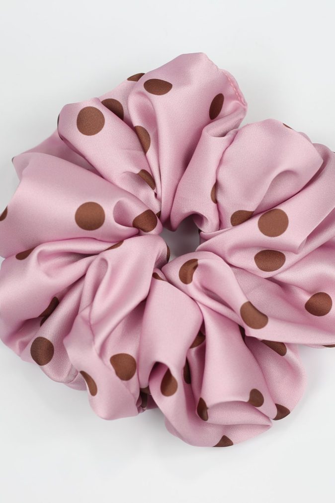 Scrunchie ULTRA - brązowe groszki na różowym tle
