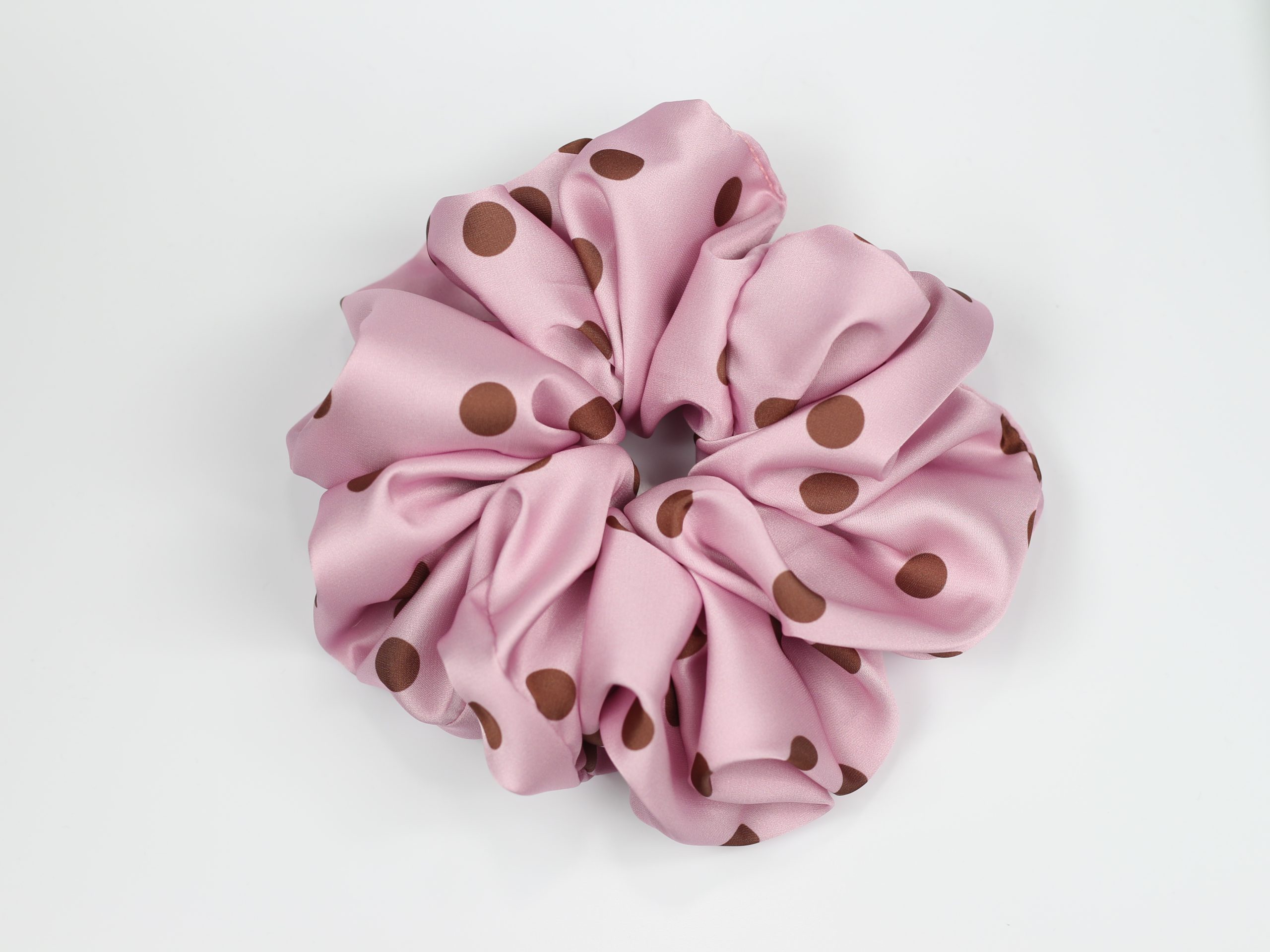 Scrunchie ULTRA - brązowe groszki na różowym tle
