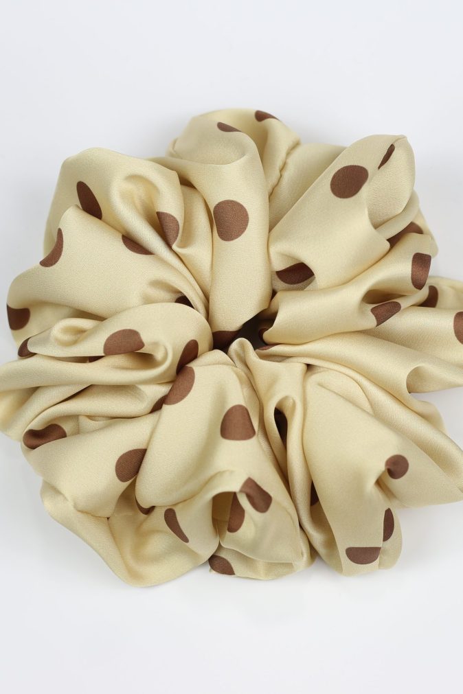 Scrunchie ULTRA - brązowe groszki na masełkowym tle