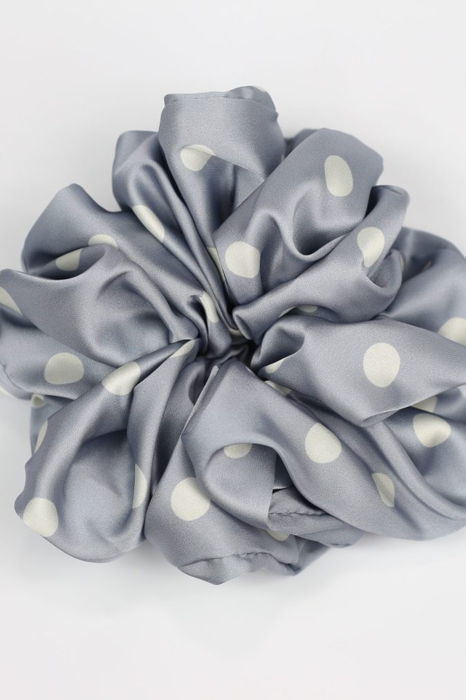 Scrunchie ULTRA - groszki na niebieskim tle