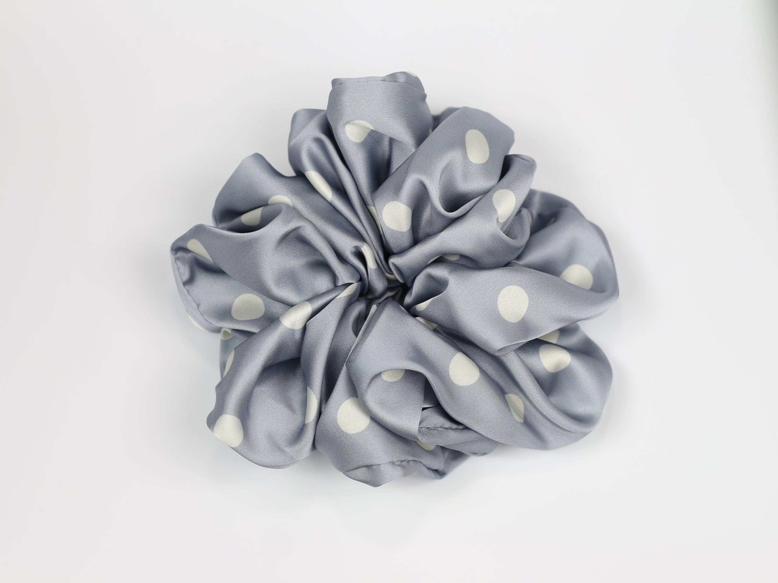Scrunchie ULTRA - groszki na niebieskim tle