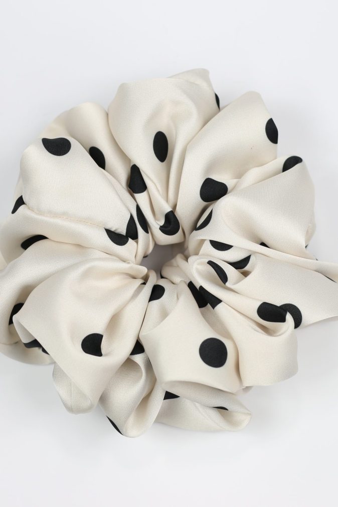 Scrunchie ULTRA - czarne groszki na białym tle